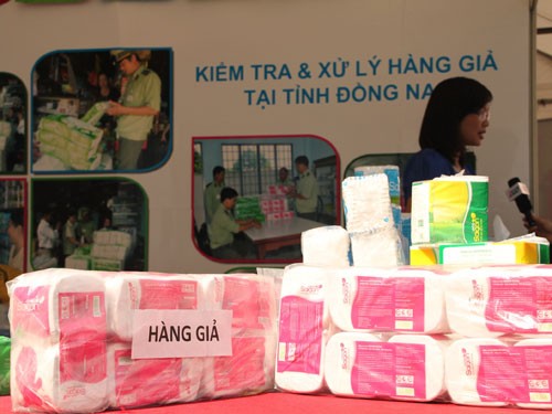 Giấy Sài Gòn là mặt hàng có khá nhiều hàng nhái (trái) được bày bán ở các chợ. Nhân viên giấy Sài Gòn chỉ ra bao bì của sản phẩm nhái có bao không bắt mắt và không có tem chống giả so với hàng thật.